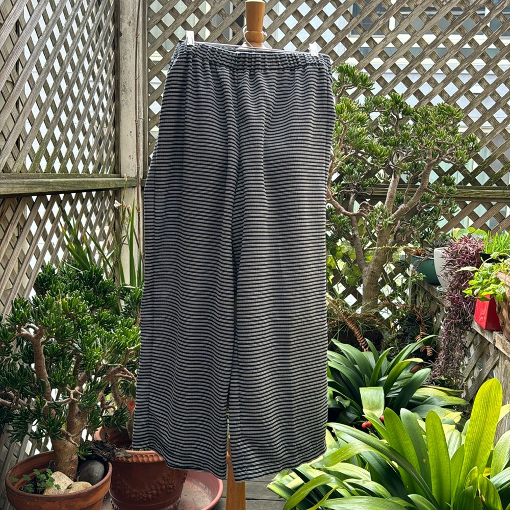 Madewell’s Texture & Thread Cropped wide legged pants. Size Medium Dk Navy/White